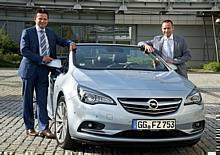 Peter Gerards, Geschäftsführer der Ruhrdeichgruppe, und Jürgen Keller, Opel-Vertriebschef in Deutschland (rechts) nehmen den Cascada in ihre Mitte.  Foto: Auto-Medienportal.Net/Opel 